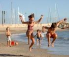 Παιδιά που παίζουν στην παραλία